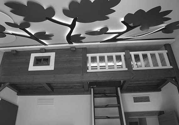 Caseta de fusta en dormitori infantil